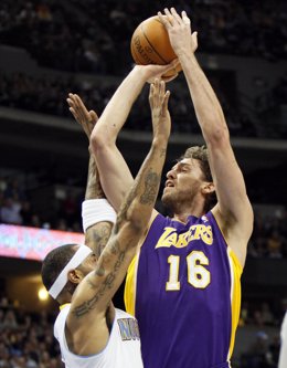 Pau Gasol de los Los Angeles Lakers frente a Denver Nuggets