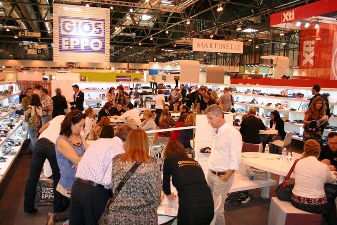 Clientes en stands de Cavex