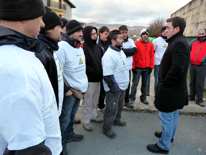 El secretario general del PSN traslada su apoyo a los trabajadores de Arfe.