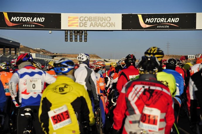 Más de 450 ciclistas solidarios han participado en 'La invernal de Motorland'