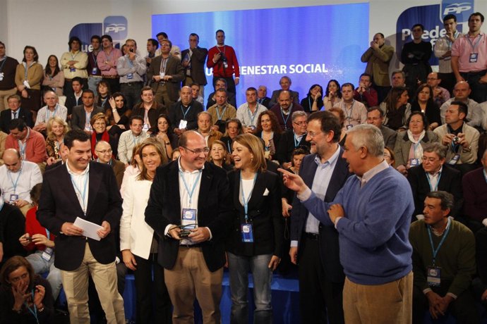Pedro Antonio Sánchez recibiendo el premio
