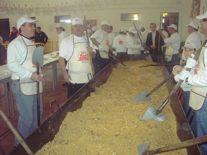 Cocineros preparan las migas del 'Aquí hay migas gratis' de Lora 2010