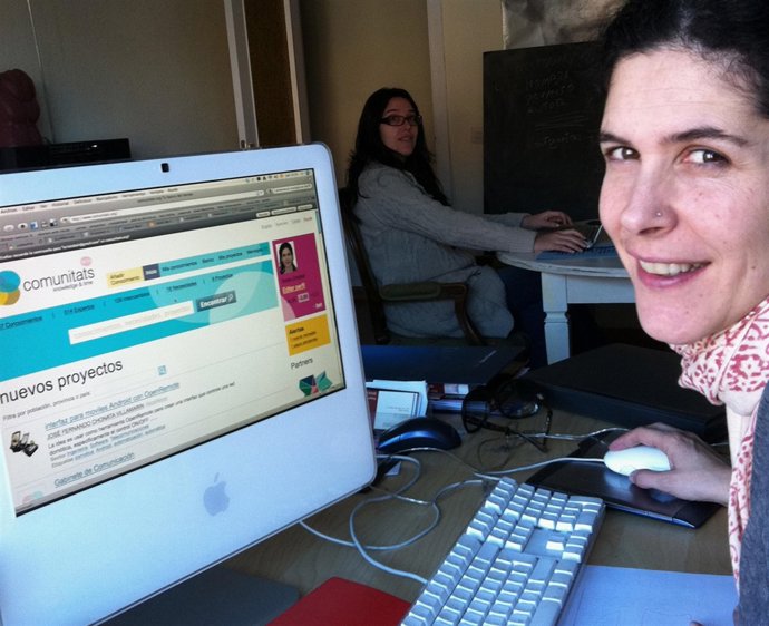 Teresa Cristóbal (d), en las instalaciones de Communitats.