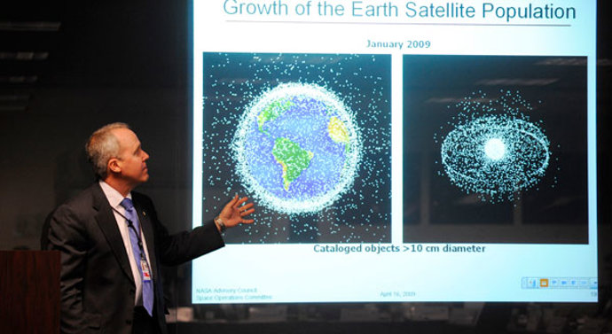 El doctor Tom Jones de la NASA lidera una discusión sobre basura espacial  en ab
