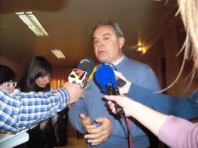 El secretario general del PAR, Alfredo Boné, explica las novedades del reglament