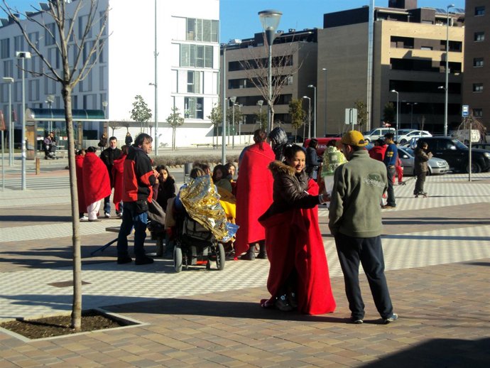 Voluntarios de Cruz Roja y DYA han repartido mantas a los vecinos desalojados de