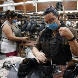Trabajadoras con zapatos