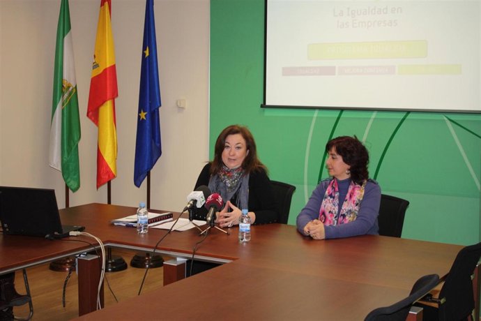 La directora del IAM, Soledad Pérez, presenta la web Igualem