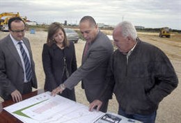 La alcaldesa de Jerez, Pilar Sánchez, visita a las obras de la futura factoría d