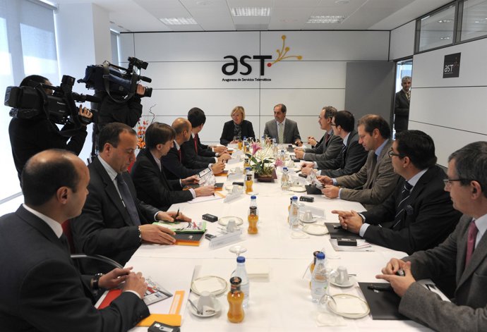Los consejeros Eva Almunia y Javier Velasco en su visita a AST en Walqa Huesca