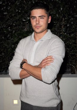 Posado del actor Zac Efron en la celebración de la semana de los Globos de Oro 