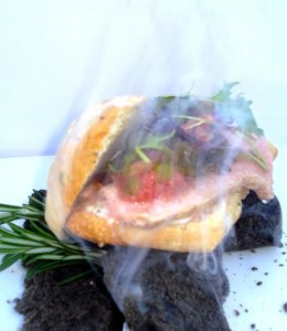 Bocadillo 'Tenera, hierbas y brasas de lava'