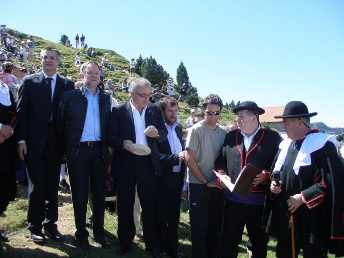 El presidente Sanz y el resto de autoridades junto al mojón 262, en el Tributo d