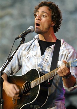 El artista estadounidense Amos Lee en un concierto