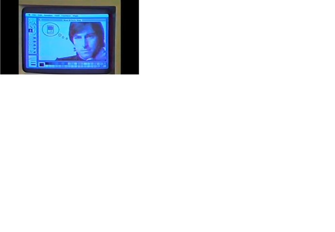 Steve Jobs en el primer Macintosh, 1984.