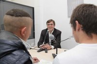 Tres menores internados en el centro socioeducativo de Es Pinaret entrevistan a Antich en el taller de radio