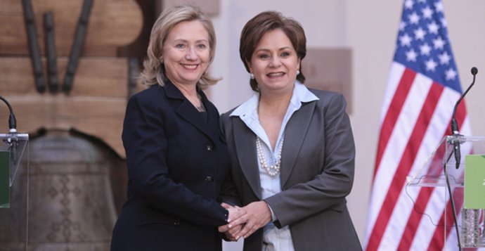 La secretaria de Estado norteamericana, Hillary Clinton, junto a su homóloga mex