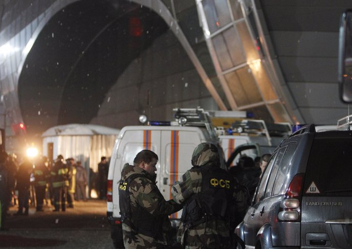 Militares en el el aeropuerto Domodedovo de Moscú tras el atentado terrorista