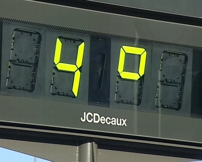 El frío hiela una fuente de Valencia