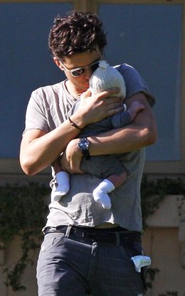 Orlando Bloom con su hijo Flynn