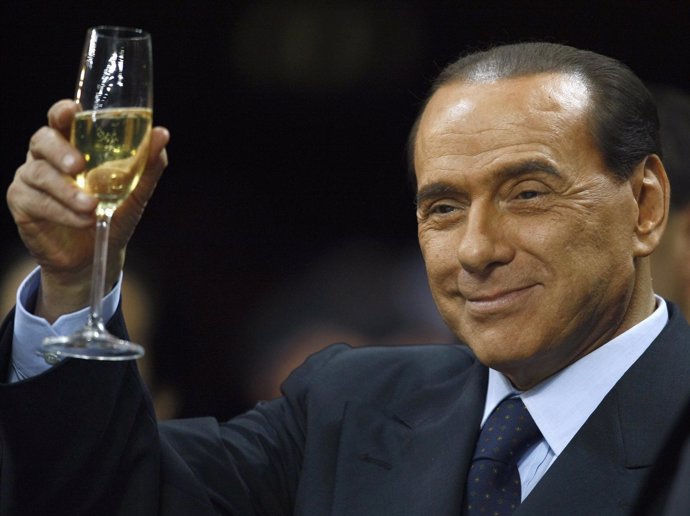 Silvio Berlusconi celebrando su buen hacer