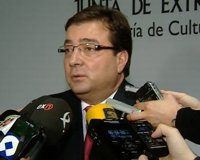 Vara ve "incompatible" que ex presidentes cobren una retribución pública y privada