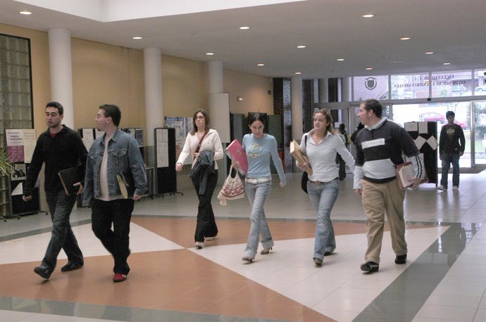 El concurso está dirigido a alumnos de la UC, recién titulados y personal docent