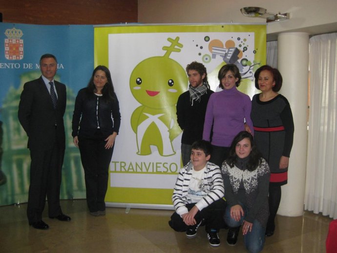 Premiados por diseñar la mascota del tranvía y elegir su nombre 