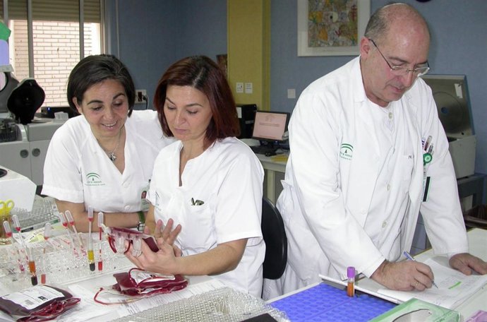 Sanitario del Hospital de Valme con muestras de sangre