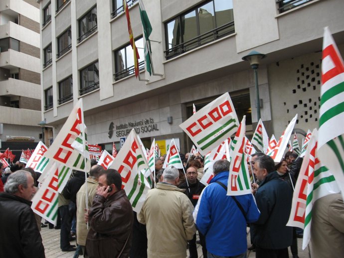 Concentración de CCOO y UGT en protesta contra la reforma de las pensiones