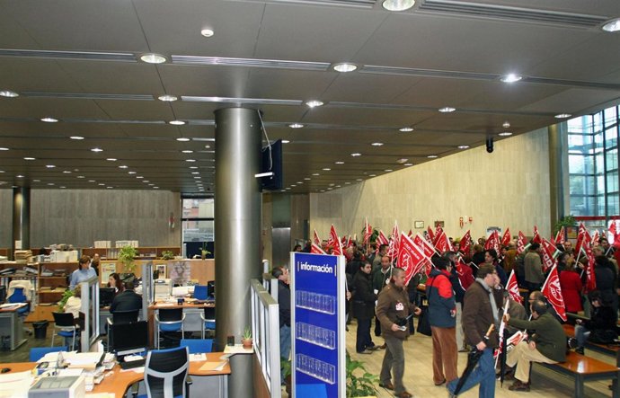 Encierro de delegados sindicatos en la Tesorería de la Seguridad Social en Sevil