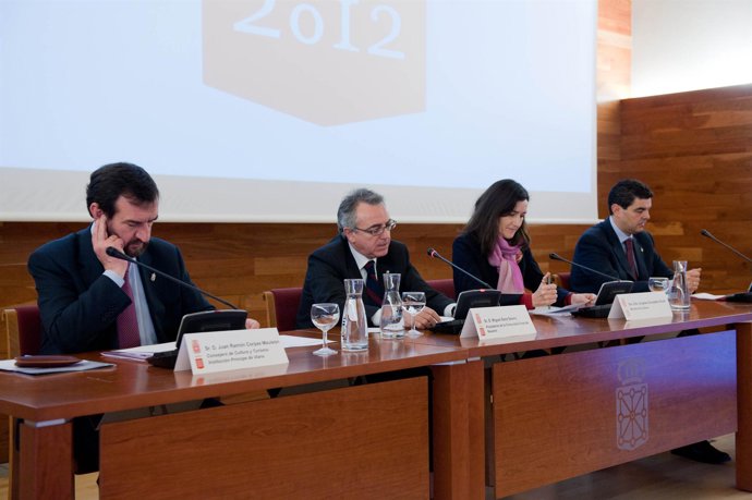 La mesa de la presidencia en la reunión de la Comisión Organizadora, celebrada e