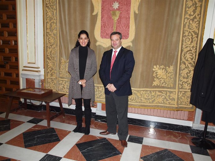 El alcalde de Cuenca con la representante de Taxco