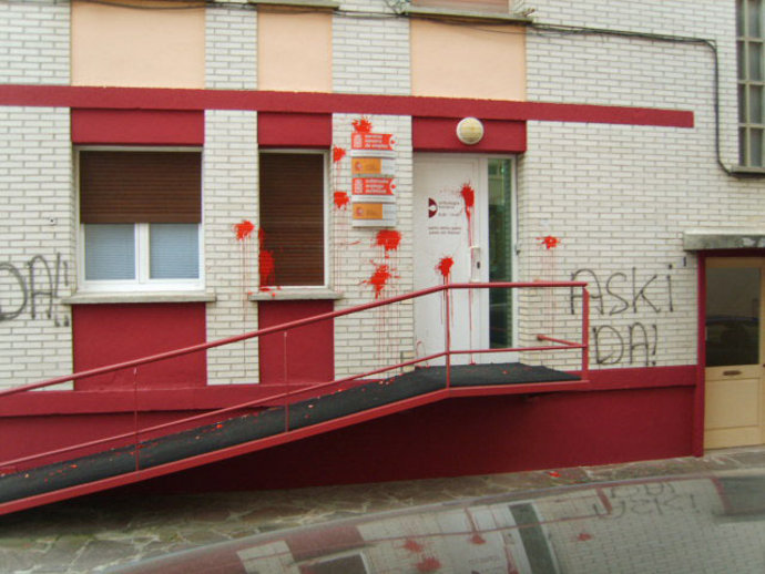 Imagen del ataque contra la Agencia de Empleo de Santesteban.