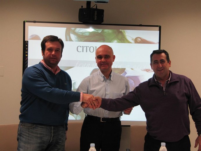 Torres, Gaforio y Melgarejo en la firma del acuerdo.