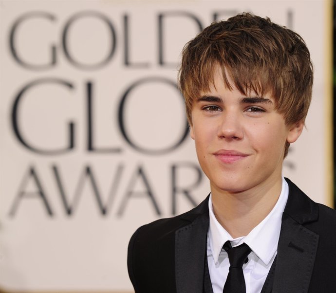 Justin Bieber en la alfombra roja de los Globos de Oro 