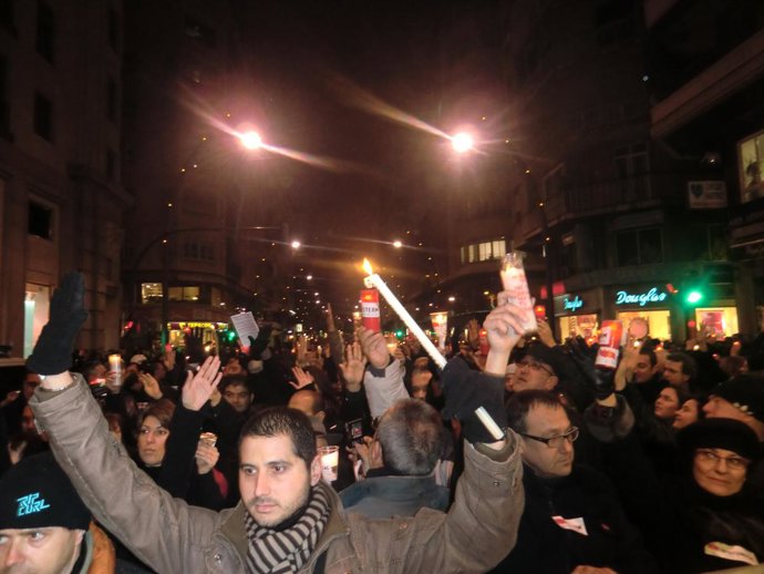 Los manifestantes alzan las manos y las velas a las puertas de la casa del presi