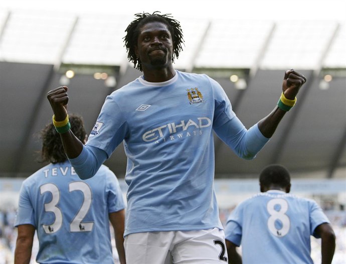 Emmanuel Adebayor celebra un gol