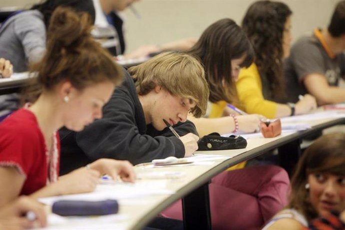 Alumnos en un examen