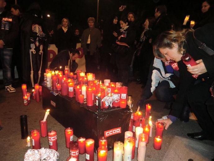 Entierro de la Ley de Medidas Extraordinarias, gente se acercaba a dejar sus vel