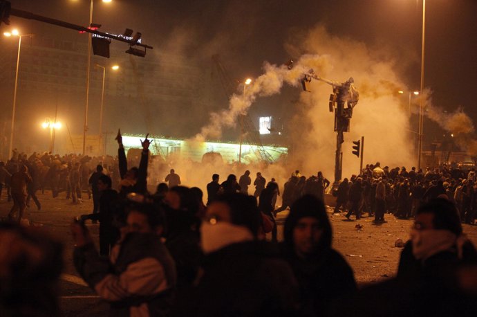 La Policía lanza gases lacrimógenos contra miles de manifestantes en Egipto