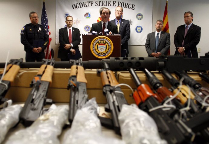 Detienen en Arizona a 20 sospechosos de traficar con armas para cárteles mexican