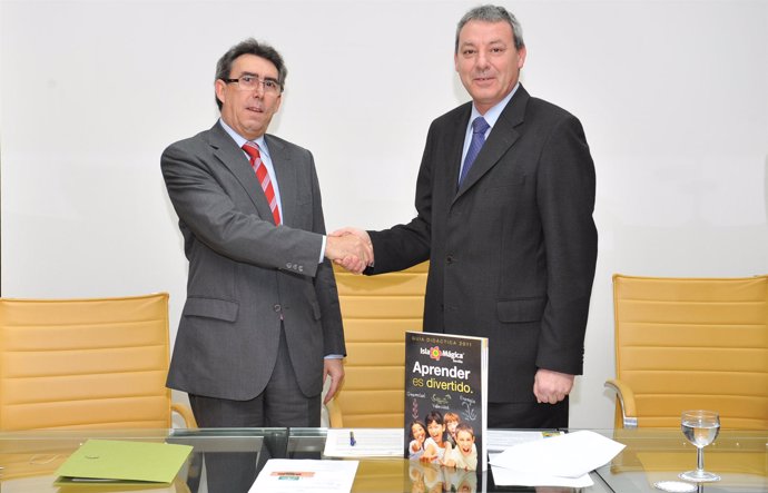 Álvarez de la Chica y Luis Navarrete en la firma del convenio