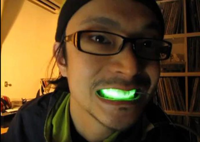 Gadget de luces de LED para la sonrisa.