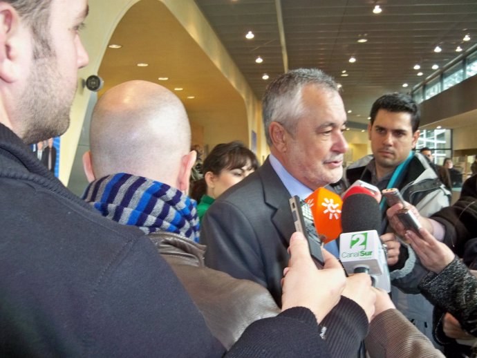 El presidente de la Junta de Andalucía, José Antonio Griñán, atiende a los perio