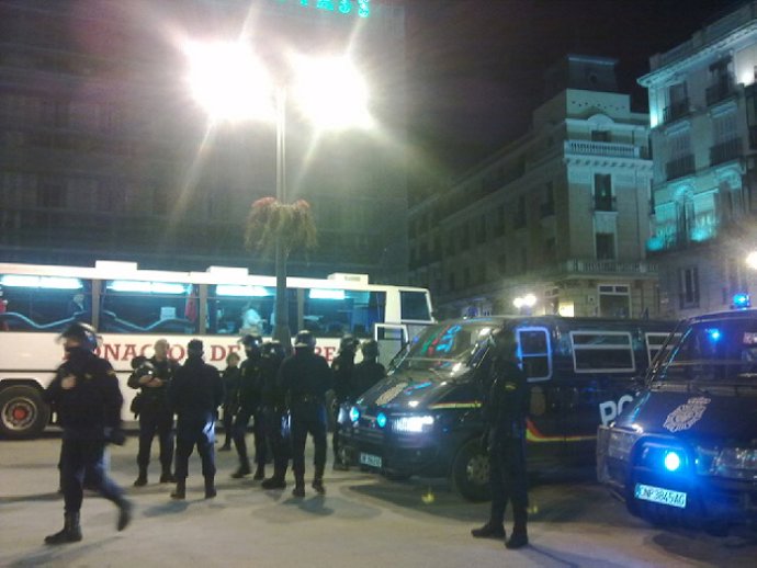 Policías cercan la Puerta del Sol
