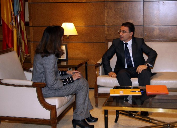 Ana Botella conversa con Serafín Castellano.