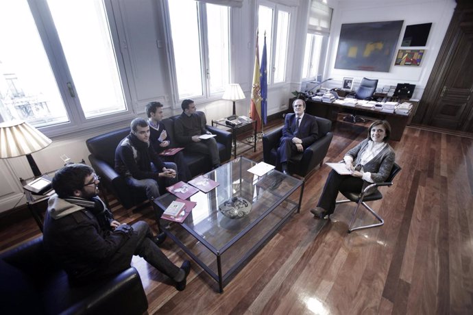 El ministro de Educación, Ángel Gabilondo, reunido con estudiantes catalanes de 