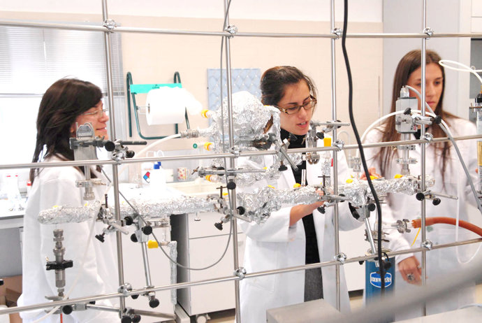 investigadores en un laboratorio