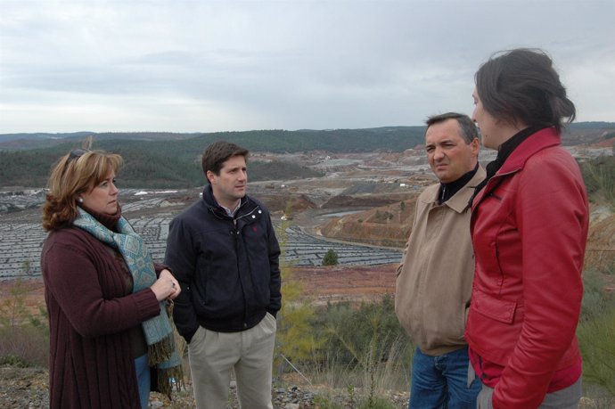 Dirigentes del PP visitan el entorno del vertedero de Nerva.